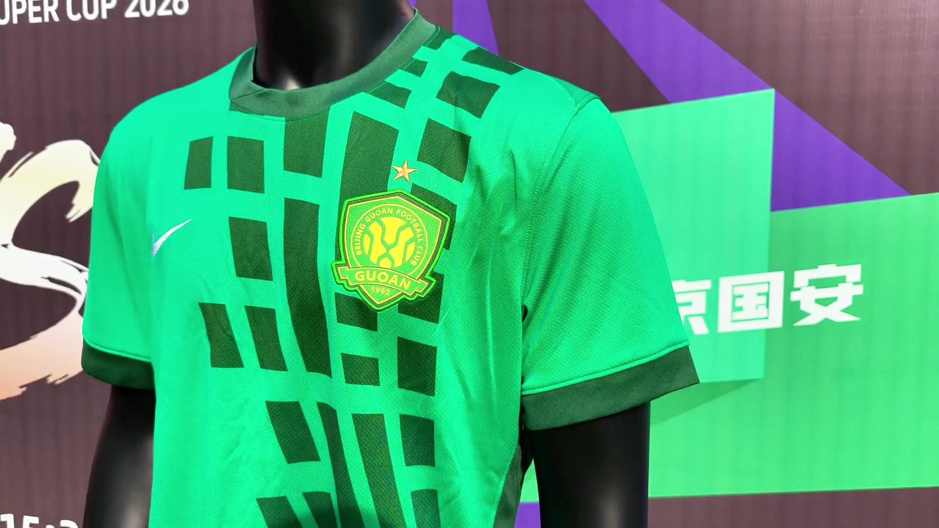 Kaiyun开云官方网站中国登录-超级杯来到南京新街口，海港吉祥物伊戈国安吉祥物京狮与球迷互动