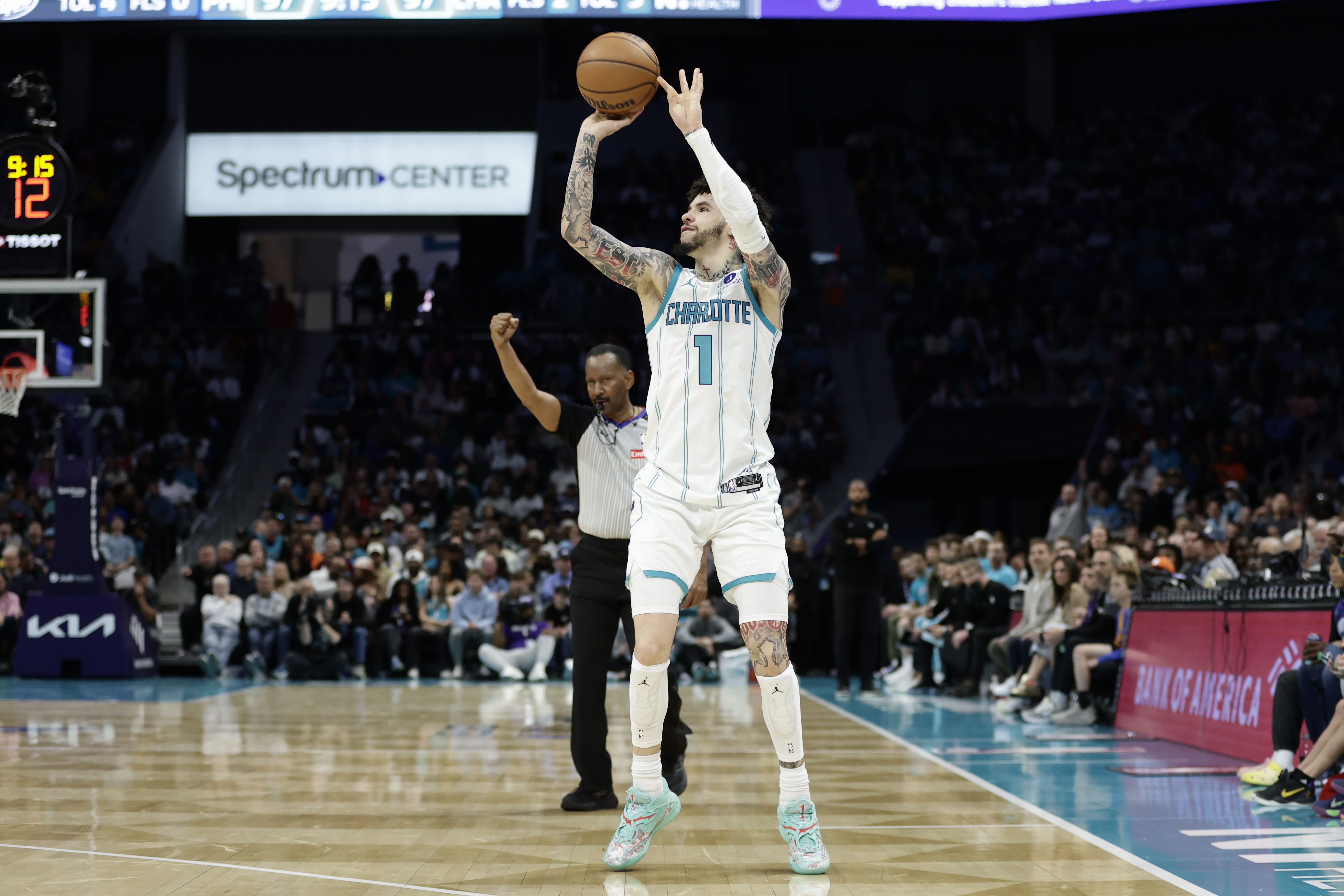 开云Kaiyun官网入口-对飚！拉梅洛·鲍尔上半场14中8砍下23分 杰伦·布朗14中6砍18分